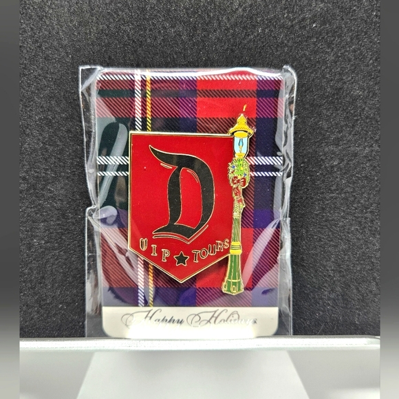 Disneyland VIP TOUR Pin 2023 - Picture 3 of 4